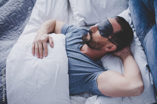 Konstfotografi man in sleeping mask