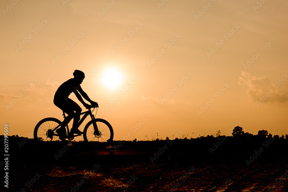 Obraz premium Silhouette of cycling on sunset background.
