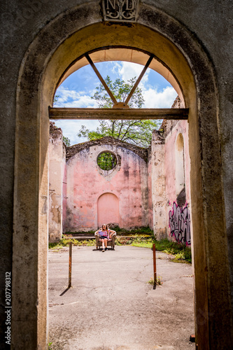 Fillette dans les ruines de la chapelle de Moulin sur Cance près d'Annonay photo