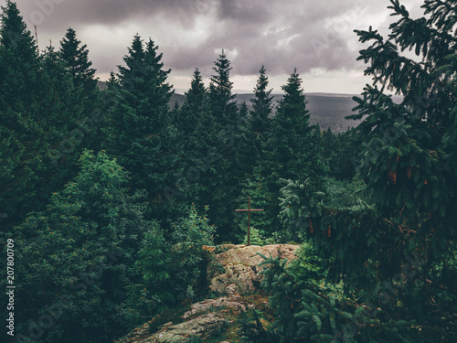 Wandern im Wald, wanderfolk, wanderschuhe am Felsen, Drohne Aufnahme von oben Kreuz photo