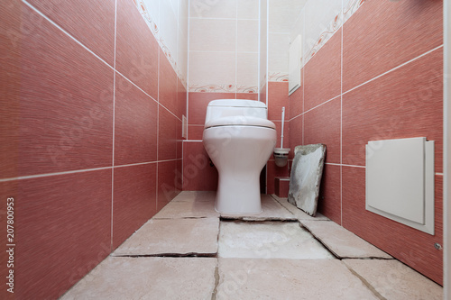 Destruction of a ceramic covering of a floor at violation of technology of repair in a toilet