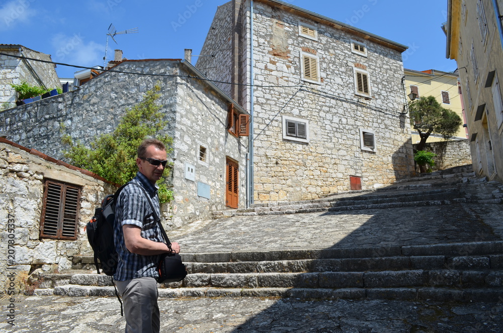 Turysta w chorwackim miasteczku Vrsar, Chorwacja