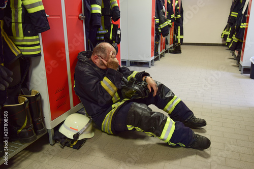 Foto Feuerwehrmann erschöpft nach Einsatz
