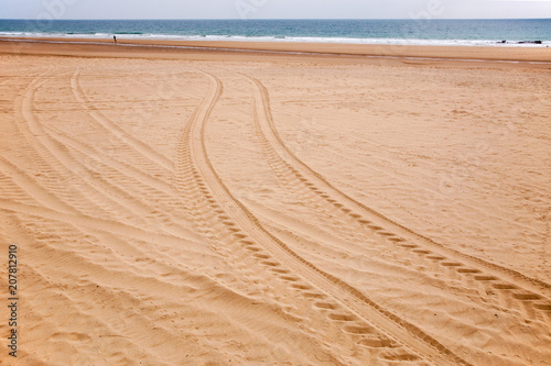 Fahrzeugspuren am Sandstrand