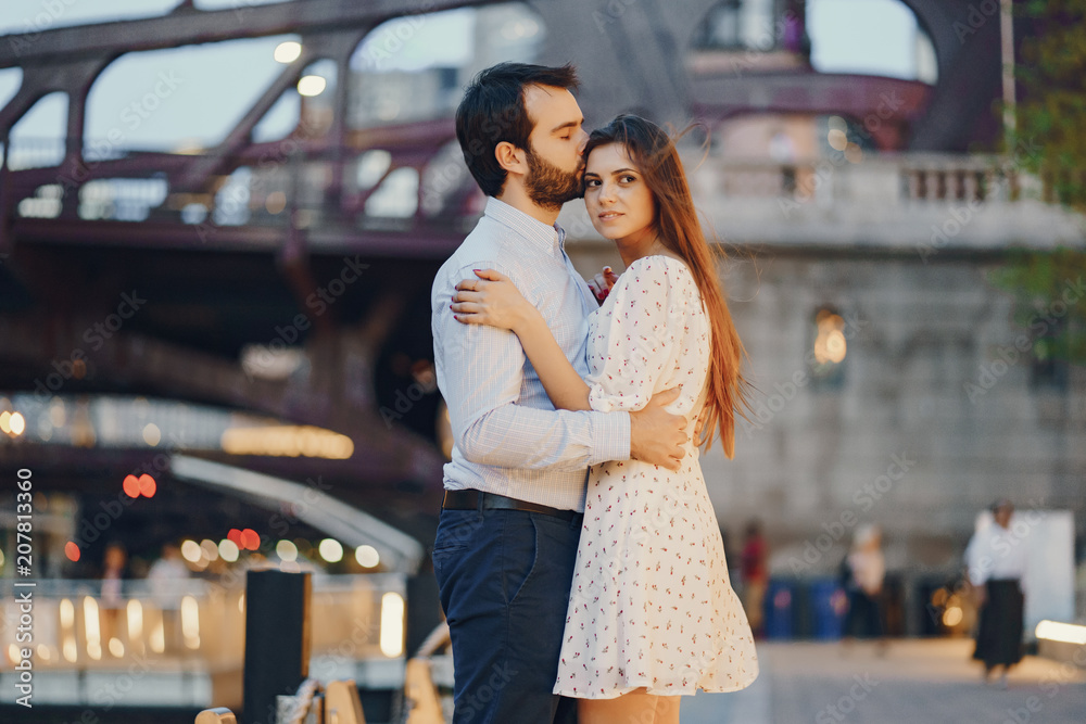 Fototapeta premium elegant couple in a city
