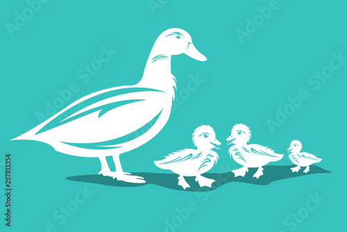 Entenfamilie als Silhouette