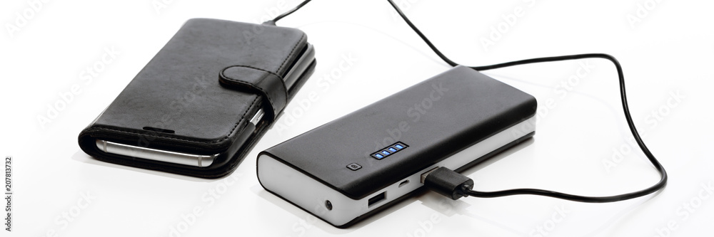 Smartphone mit Powerbank - Konzept Erreichbarkeit Smartphone mit Powerbank - Konzept Erreichbarkeit
