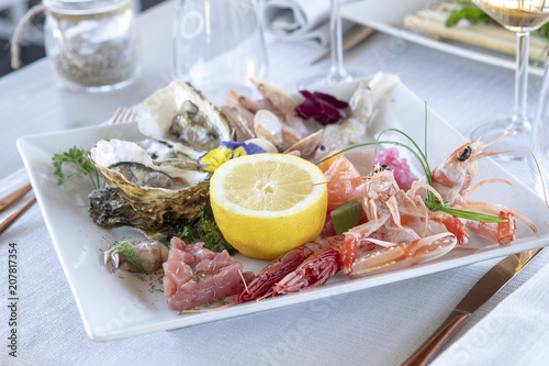 seafood, food, shrimp, uncooked, raw, sea, healthy, shellfish, prawn, table, mediterranean, lemon, cuisine, crustacean, fish, marine, mollusk