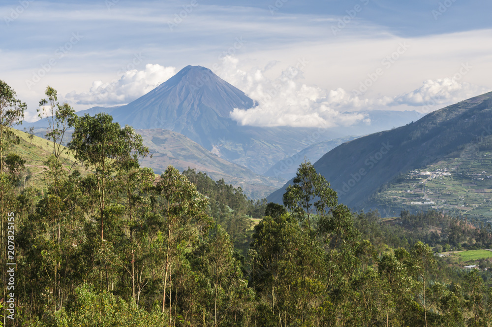 Volcano Tungurahua, Ecuador / Volcano Tungurahua in the Andes near the town of Banos, Ecuador. Volcano Tungurahua, Ecuador / Volcano Tungurahua in the Andes near the town of Banos, Ecuador.