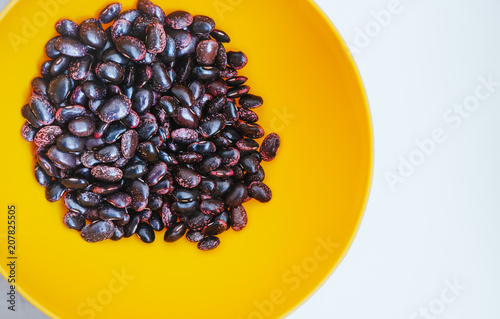 Foto Texture of Scarlet runner beans, phaseolus coccineus in vibrant yellow bowl