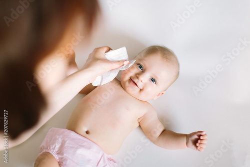 Papier peint Mother Wiping Baby's Face