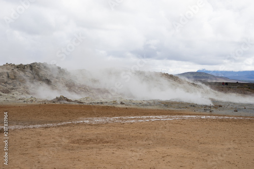 Fumarolen-Landschaft im Geothermalgebiet N  maskar       Hverir   Nord-Island 