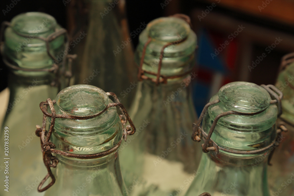 vieilles bouteilles ancienne en verre et bouchon mécanique Stock Photo |  Adobe Stock