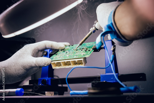 Foto Repair of electronic devices, soldering and circuit board