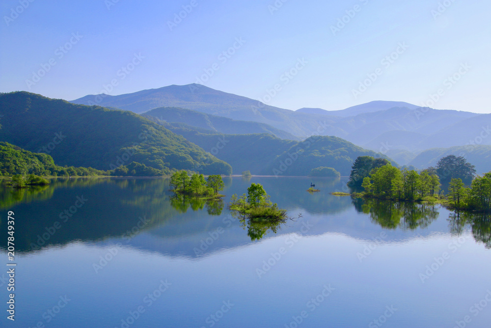 初夏の秋元湖（福島県・裏磐梯）