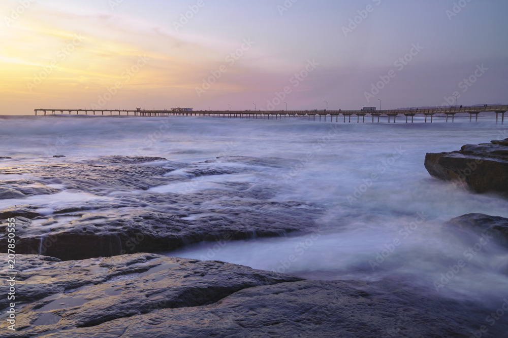 Obraz premium Ocean Beach Sunset by the Pier in San Diego, California