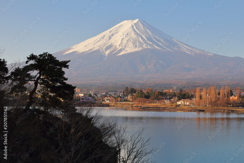 Fototapeta premium Beautiful scenery during the daytime at Mountain Fuji in kawaguchiko lake of Japan. This is a very popular for photographers and tourists. Travel and Attraction Concept