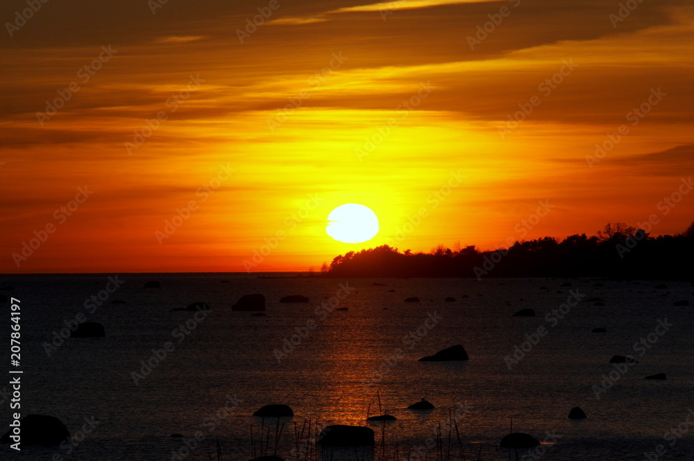 Zachód słońca nad morzem Bałtyckim - relaks na wakacjach