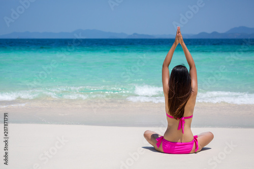Fotografie Woman yoga on bridge