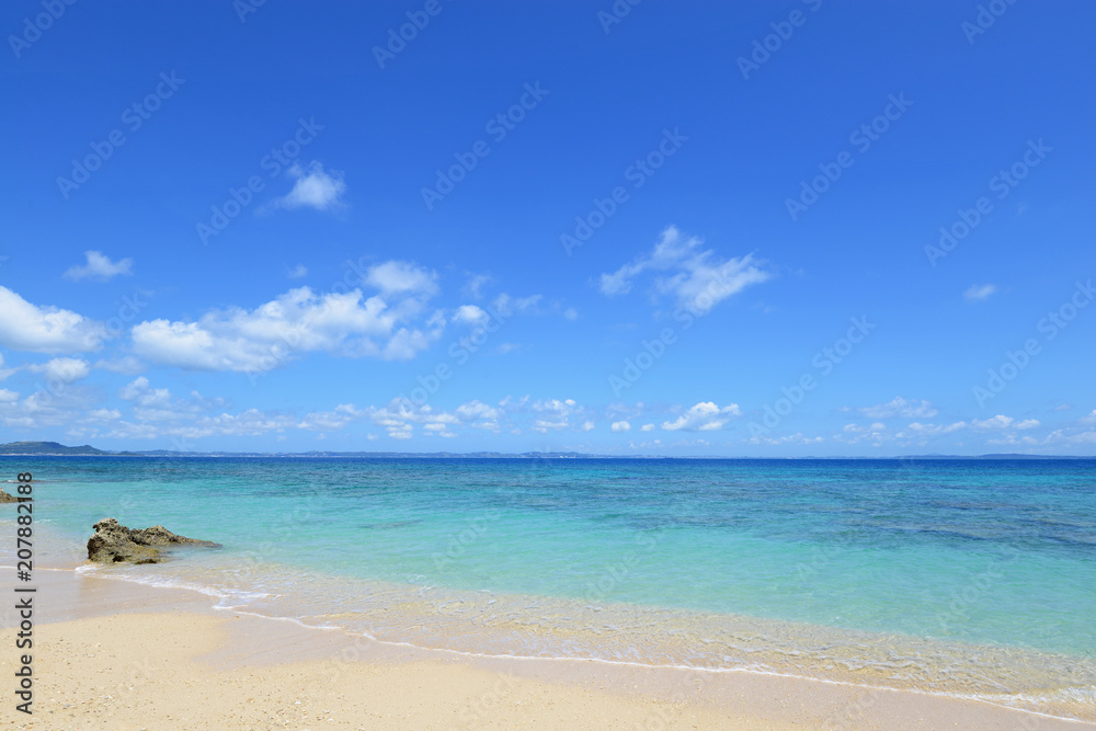 沖縄の青い海