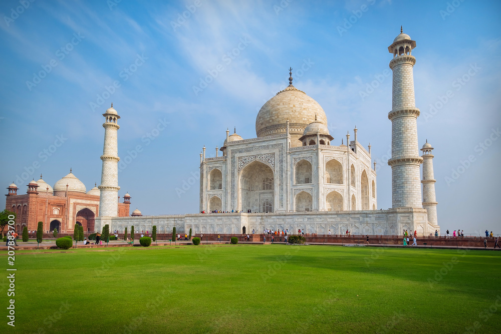 Obraz premium Taj Mahal on a sunny day. An ivory-white marble mausoleum on the south bank of the Yamuna river in Agra, Uttar Pradesh, India. One of the seven wonders of the world.