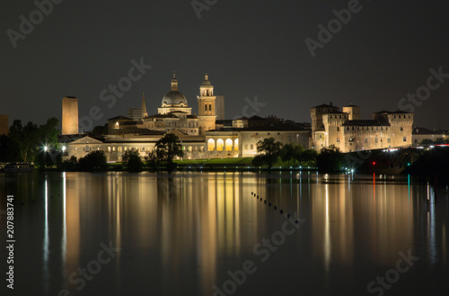 Mantova di sera vista dal fiume Mincio