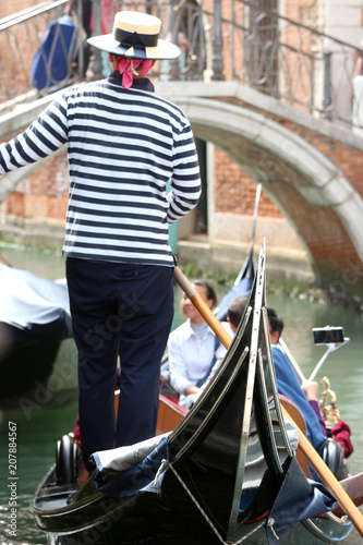 gondolier back wearing a blue marinière