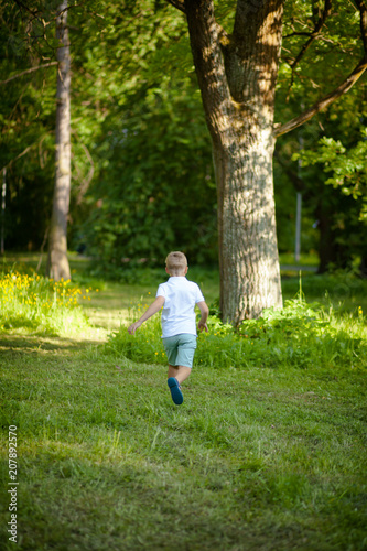 ребёнок бежит по траве 