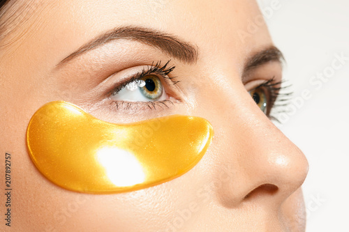Obraz na plátně Beauty portrait of an attractive girl with a gold patch under the eye