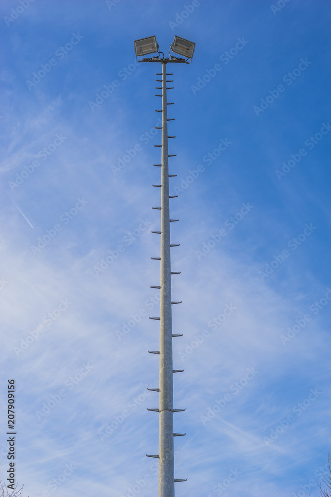 Obraz premium Beleuchtungsanlage Flutlichtmast Flutlicht mit Steighilfe - Lighting system floodlight mast with climbing aid