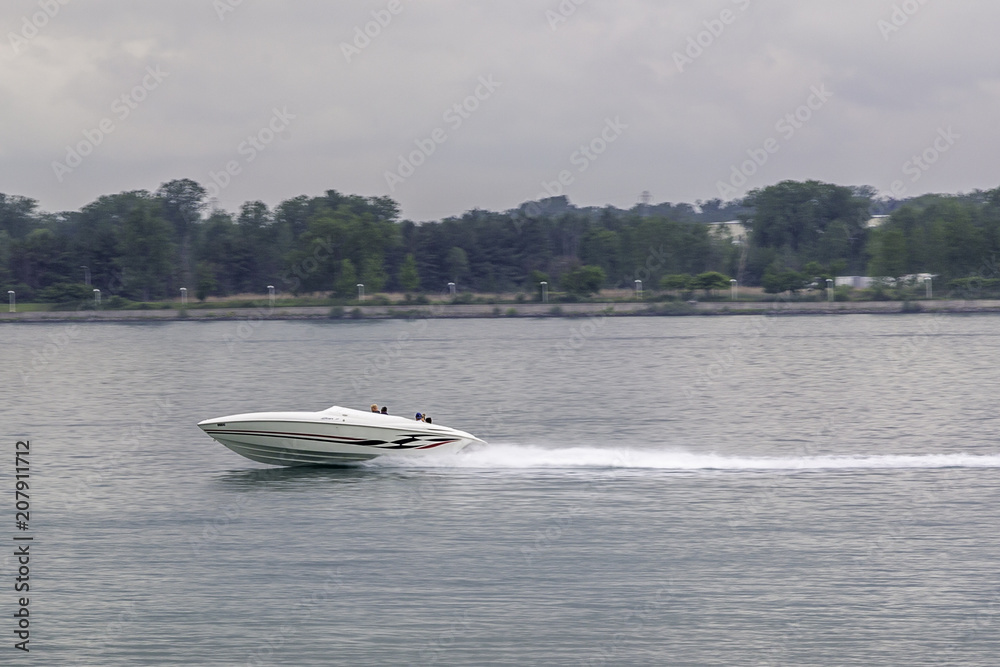 Fototapeta premium speeding down river