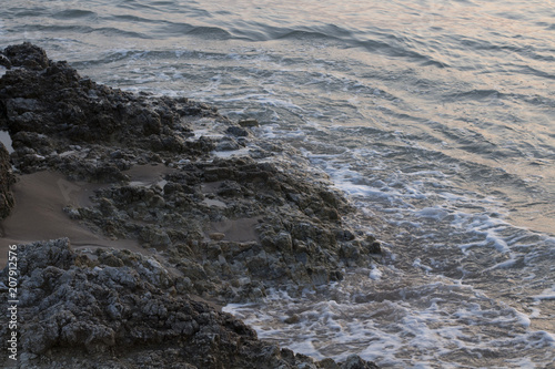 Mer calme sur côte sauvage