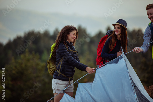 Tablou pe pânză Setting up their camp site
