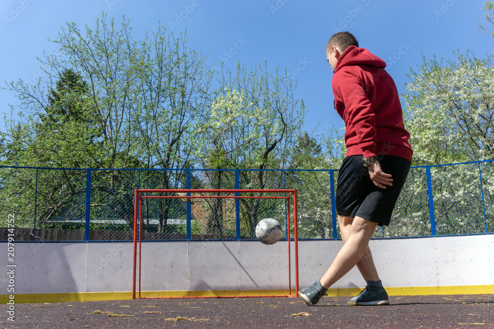 Fototapeta premium teenager playing football rabona