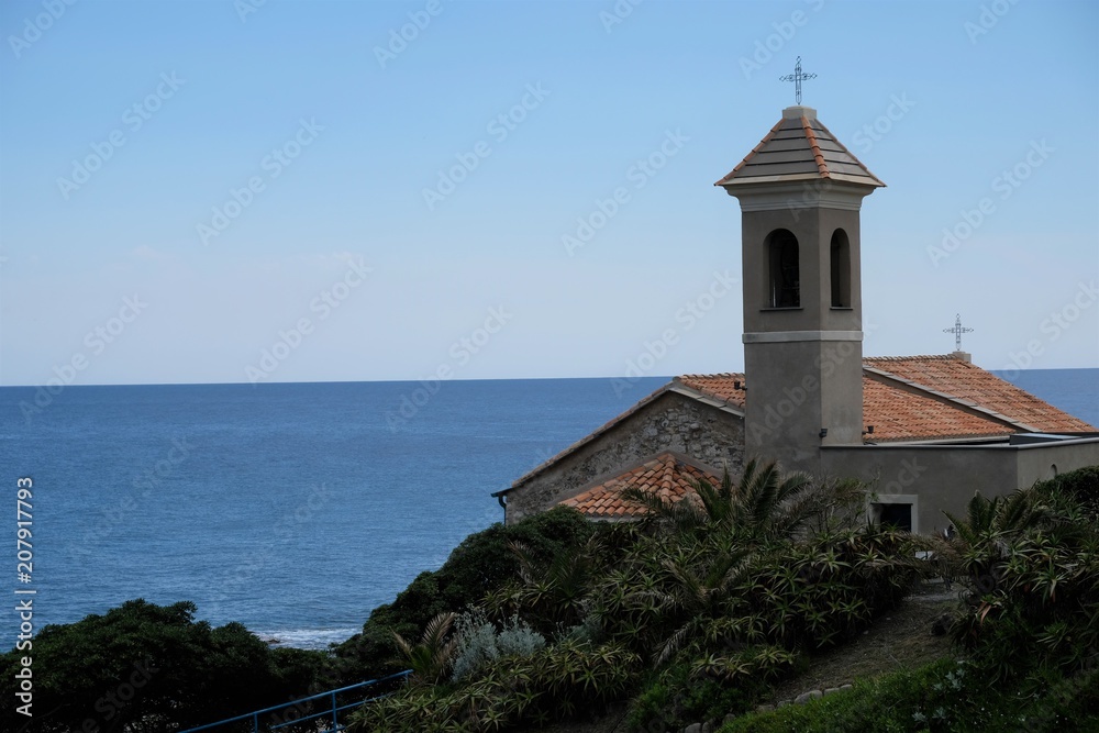 architettura chiesa paesaggio mare azzurro acqua foglie e