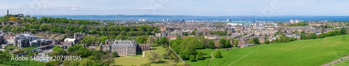 Panorama von Edinburgh/Schottland mit dem Holyrood Palace © fotografci