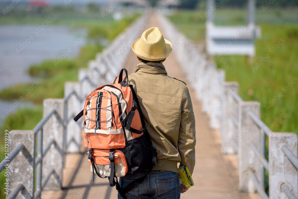 Fotografie backpackers or Hikers are reading maps on the river bridge as a tourist attraction