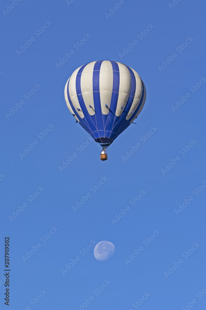 Naklejka premium Hot air balloon over the moon