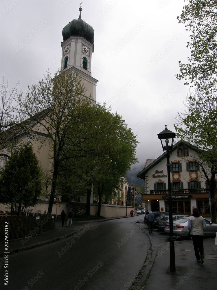 Obraz premium Architecture, belief, building, building exterior, built structure, City, day, direction, group of people, incidental people, Nature, Place of worship, Plant, religion, sky, Spirituality, street, towe