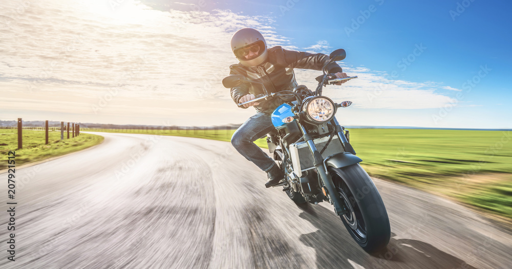 Naklejka premium motocykl na jeździe po drogach. dobra zabawa podczas wycieczki motocyklowej / podróży po pustej drodze
