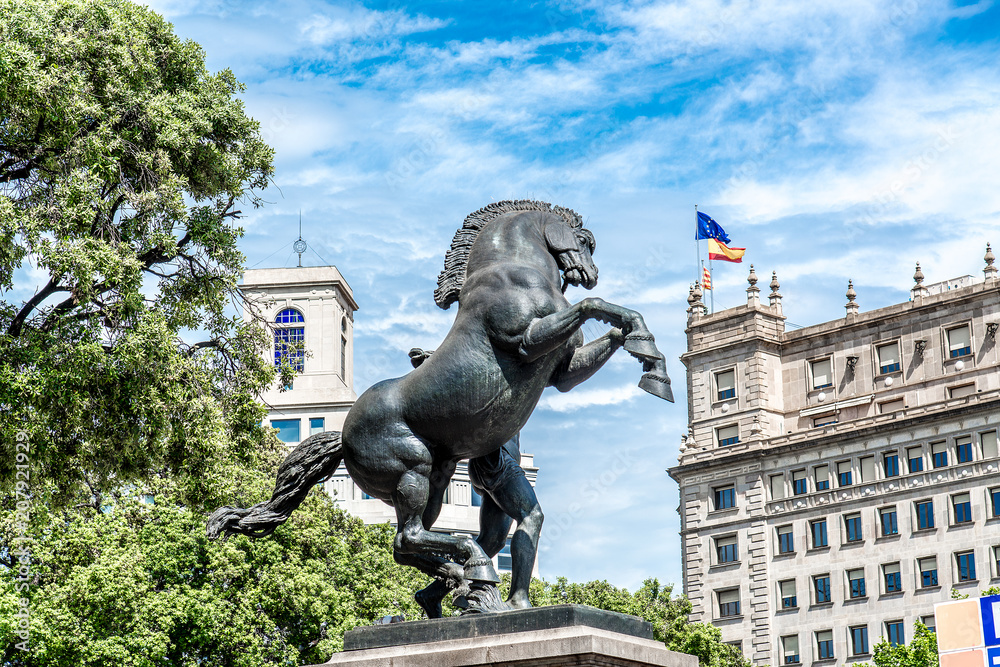 Obraz premium Sculpture of a horse in the Plaza Catalunya in Barcelona, Spain.