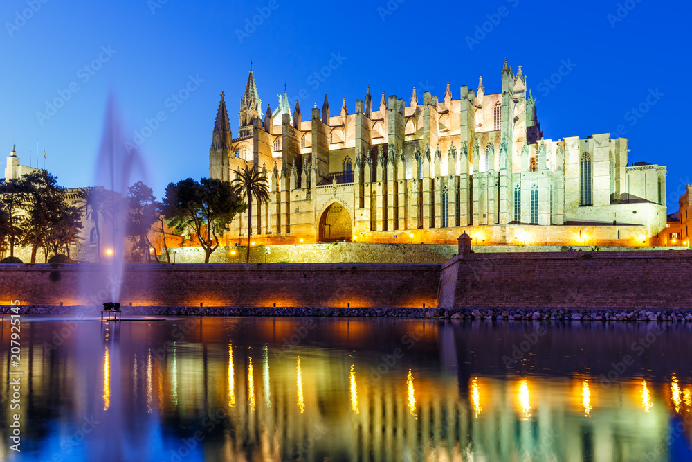 Kathedrale Catedral de Palma de Mallorca Kirche Abend Reise Reisen Spanien