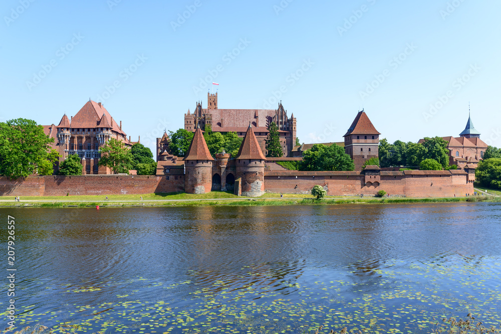 Obraz premium Castle at Nogat River, medieval Teutonic Knights castle in Malbork, Poland