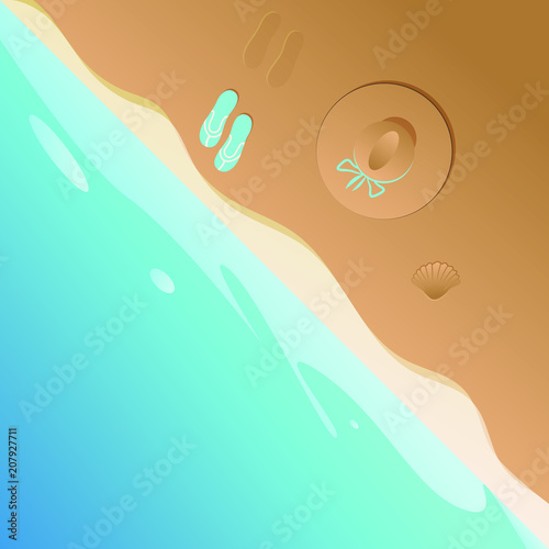 Strand mit Sonnenhut und Flip Flops in Draufsicht