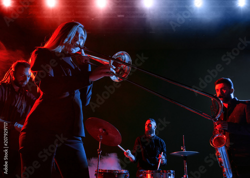 Canvas Print Jazz band performs at the club