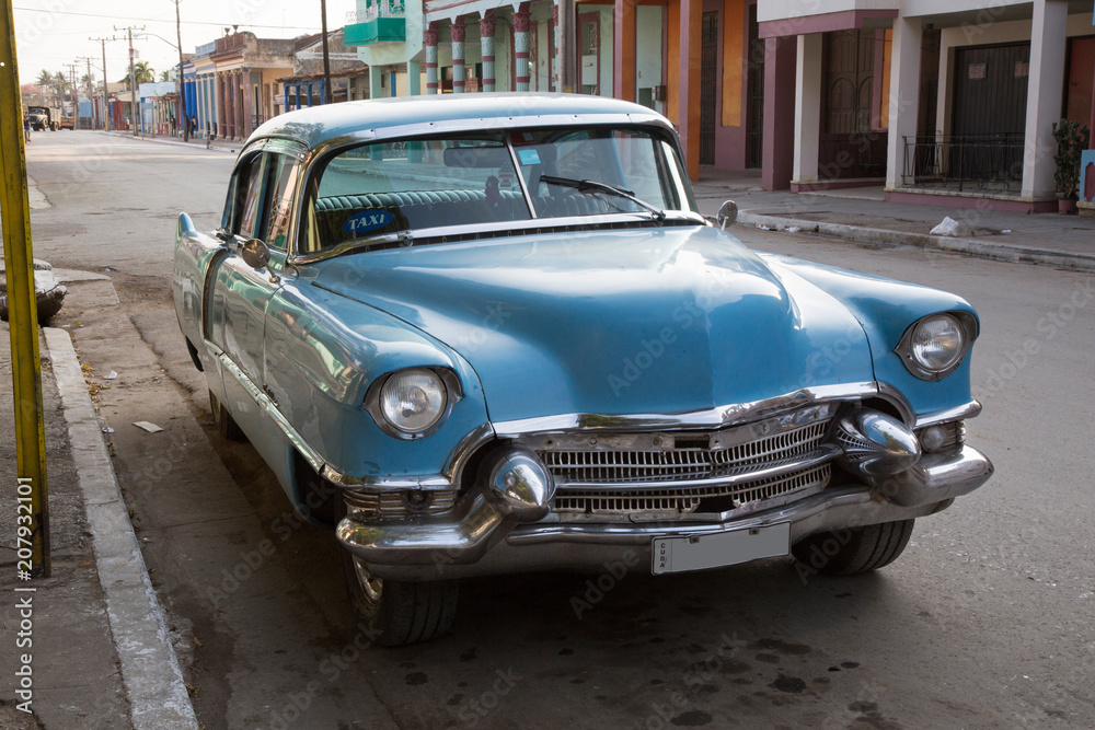 Cooler blauer Oldtimer auf Kuba (Karibik)