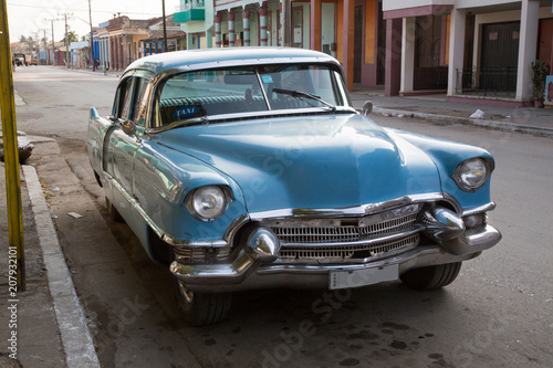 Cooler blauer Oldtimer auf Kuba (Karibik)