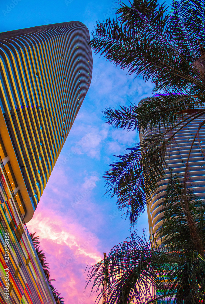 Fototapeta premium Pink city sky