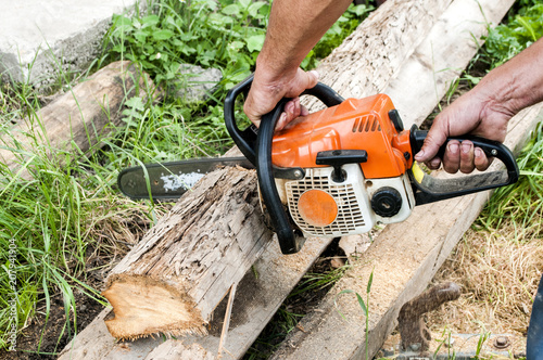 Cutting wood with a motor tester