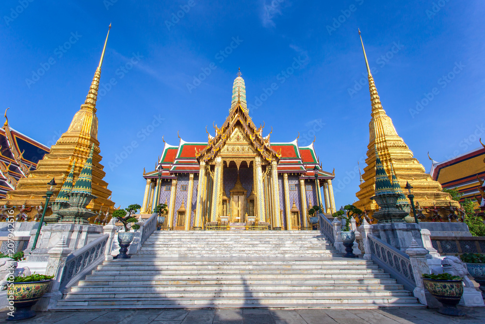 Fototapeta premium Wat Phra Kaew Ancient temple in bangkok, Thailand